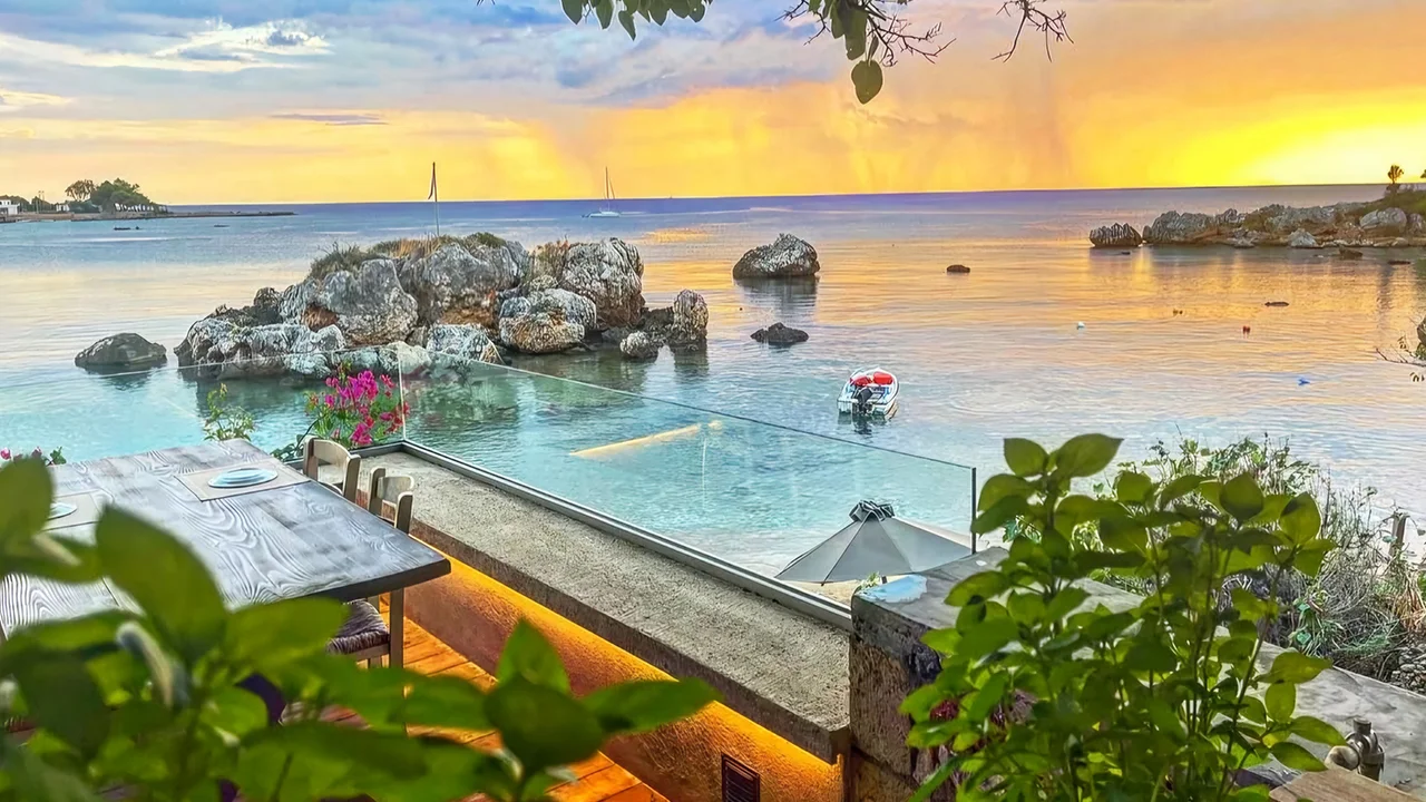 Stoupa Restaurant - Next to the sea